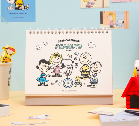 2025 Peanuts Snoopy Desk Calendar