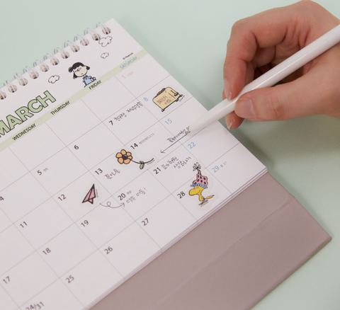 2025 Peanuts Snoopy Desk Calendar