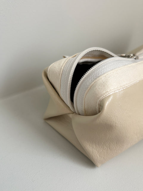 Clam Round Pencil Case [Leather Ivory] | Pen Pouch